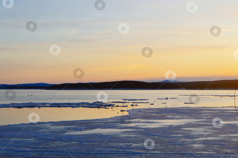 Скачать Кандалакшский залив Белого моря весенним вечером. фотосток Ozero