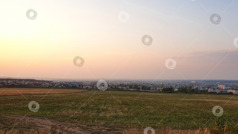 Скачать Вид с горы на поле и город фотосток Ozero