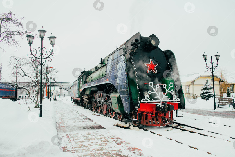 Скачать Москва, Россия - 29.12.2022: Винтажный локомотив в зимней обстановке фотосток Ozero