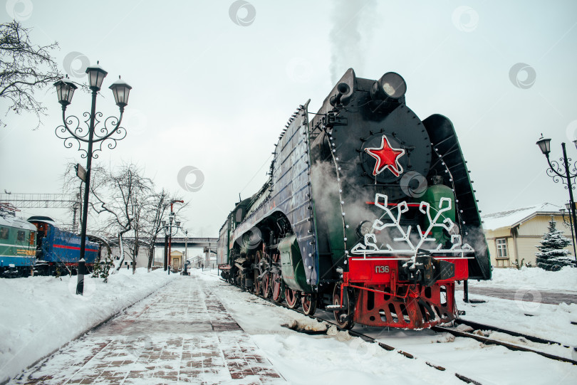 Скачать Москва, Россия - 29.12.2022: Старинный паровоз на заснеженной железнодорожной станции фотосток Ozero