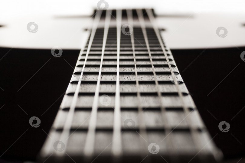Скачать Гриф классической гитары крупным планом с небольшой глубиной резкости (абстрактный, контрастный) фотосток Ozero