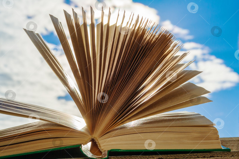 Скачать Открытая книга на фоне ясного неба (крупным планом) фотосток Ozero