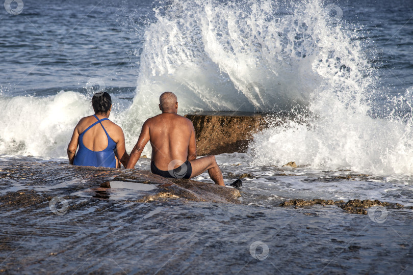 Скачать Пара средних лет отдыхает на пляже фотосток Ozero