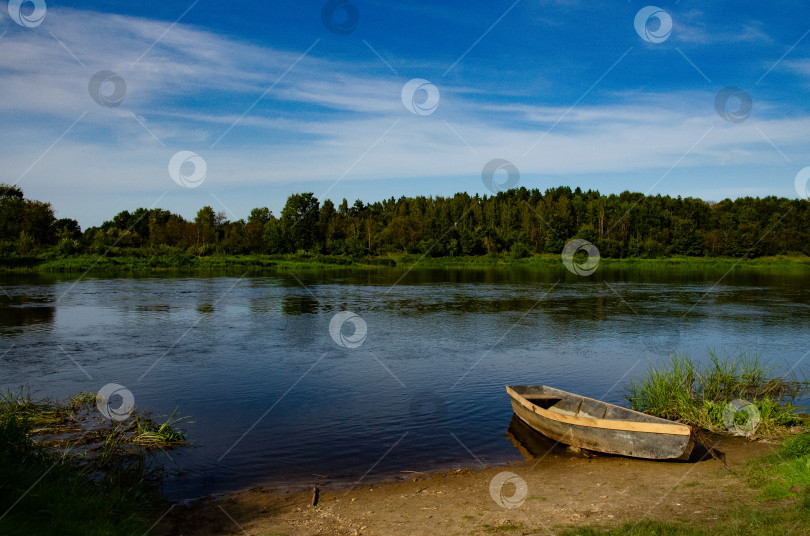 Скачать Лодка на берегу фотосток Ozero