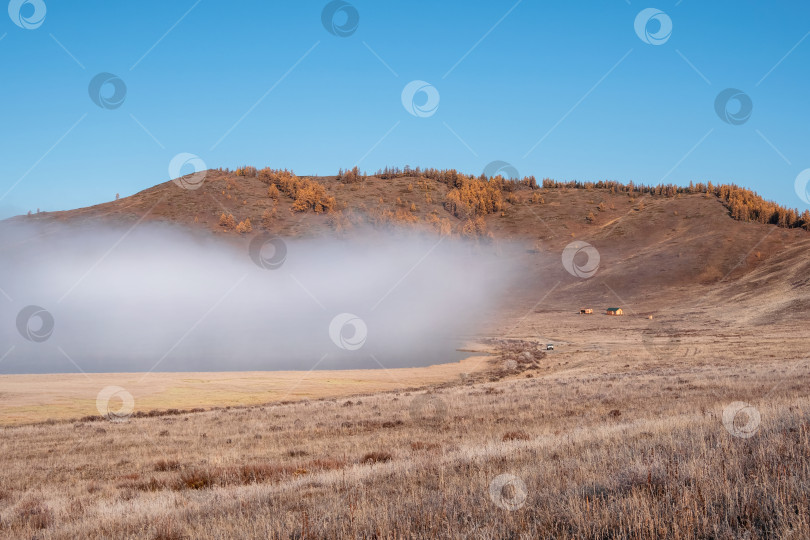 Скачать Туманное солнечное утро в горной долине. фотосток Ozero