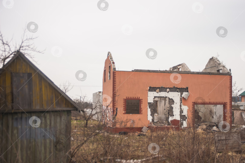 Скачать Разрушенные, старые дома перед сносом, дом без крыши, только стены фотосток Ozero