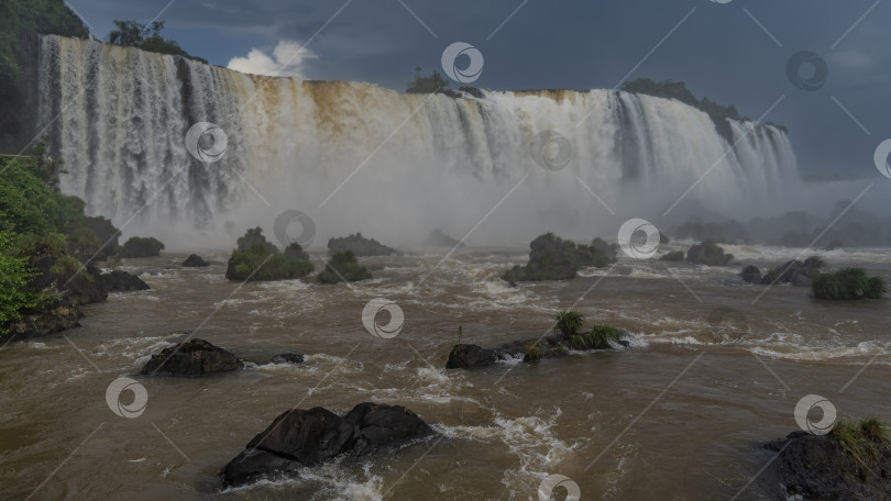 Скачать Красивый водопадный пейзаж. фотосток Ozero