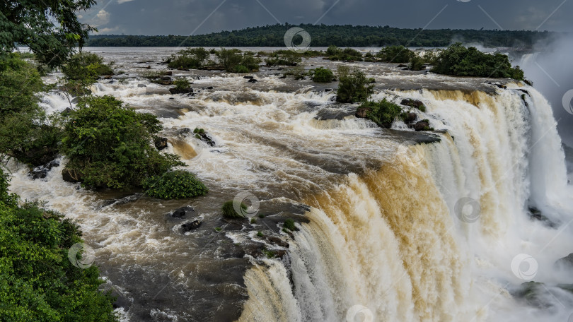 Скачать Красивый тропический водопад. Потоки воды несутся по каменистому руслу реки фотосток Ozero