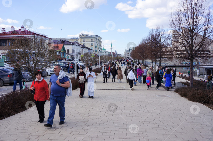 Скачать Казань, Татарстан, Россия - 10 апреля 2024: Горожане и гости столицы на весенней прогулке фотосток Ozero