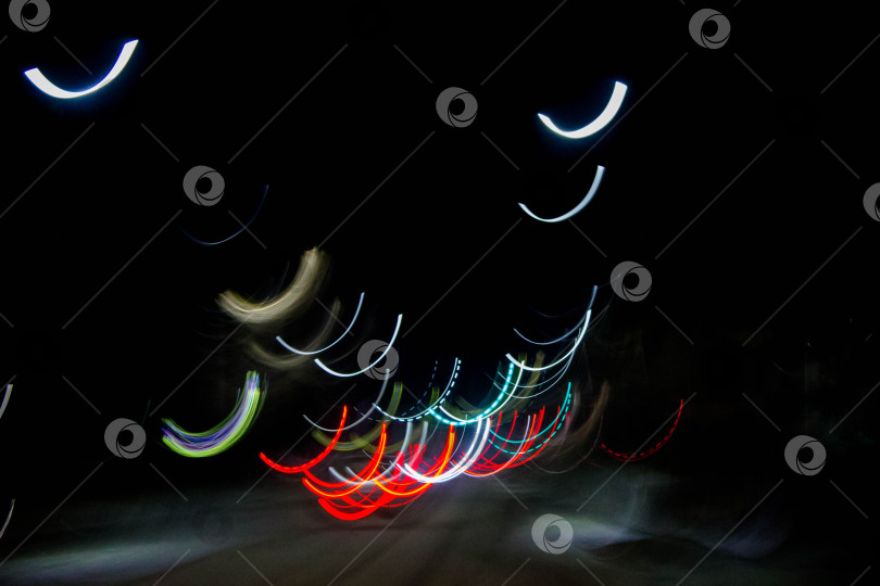 Скачать абстрактные световые следы на дороге в ночном городе фотосток Ozero