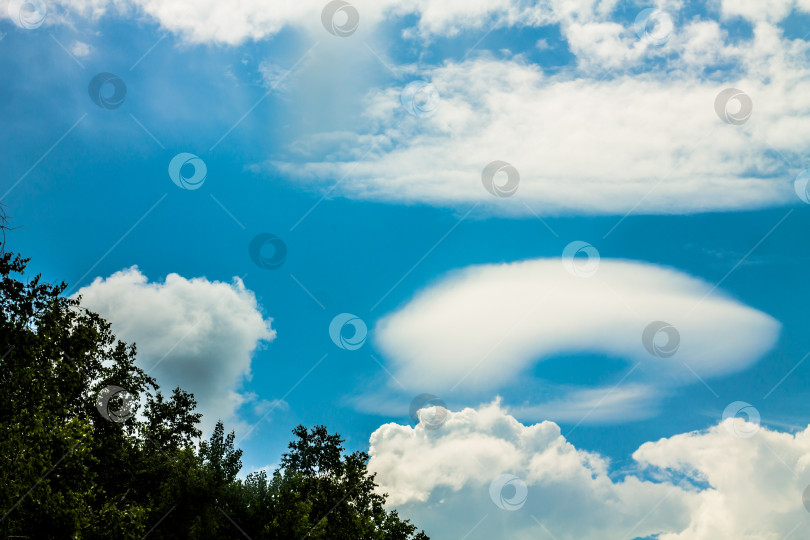 Скачать Облака на голубом небе в солнечный день используются в качестве фона. необычные облака фотосток Ozero