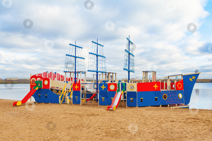 Скачать Красочная детская площадка в виде кораблика на берегу реки фотосток Ozero