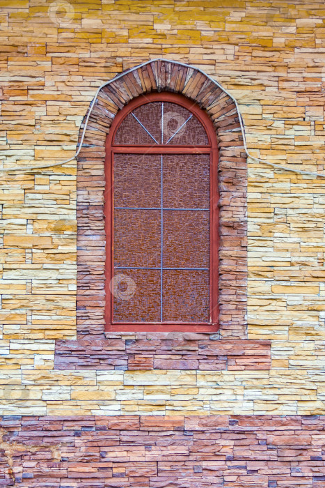 Скачать Арочное окно в винтажном стиле на фасаде каменного здания фотосток Ozero