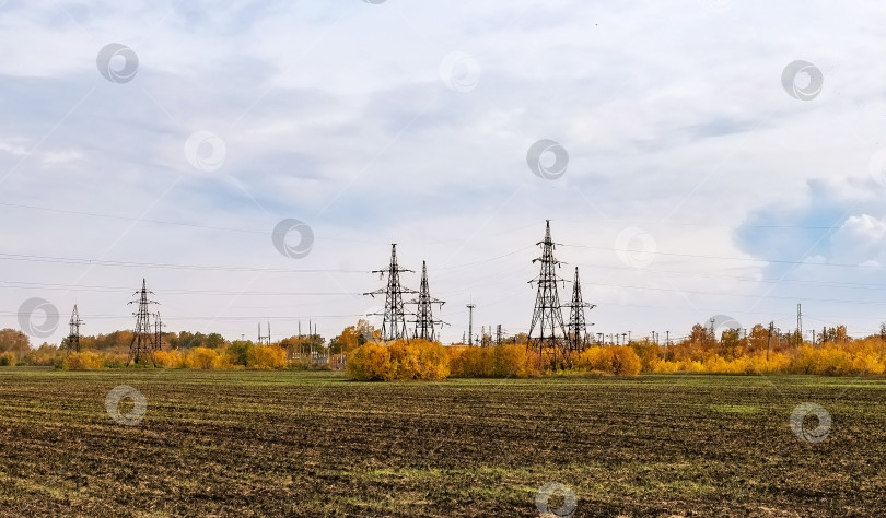 Скачать Снимок высоковольтной опоры электропередачи, также известной как электрический столб. фотосток Ozero