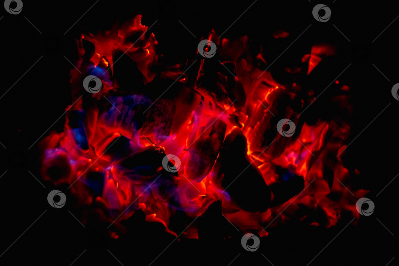 Скачать горячие красные угли среди черного пепла, обои для рабочего стола для мобильных устройств, абстракция фотосток Ozero