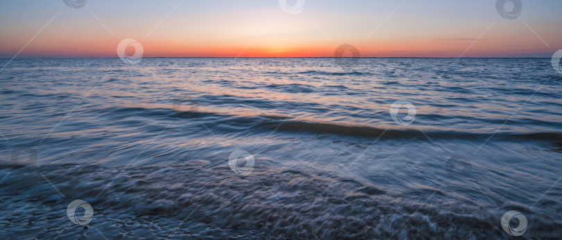 Скачать волны на море во время заката фотосток Ozero