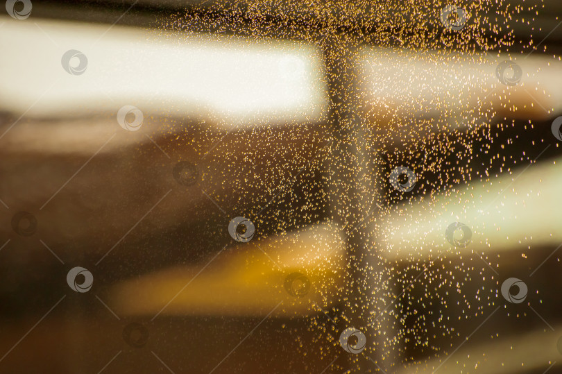 Скачать Абстрактное изображение золотой пыли или сыпучего песка. Маленькие капли воды в воздухе в виде пара или дыма. фотосток Ozero