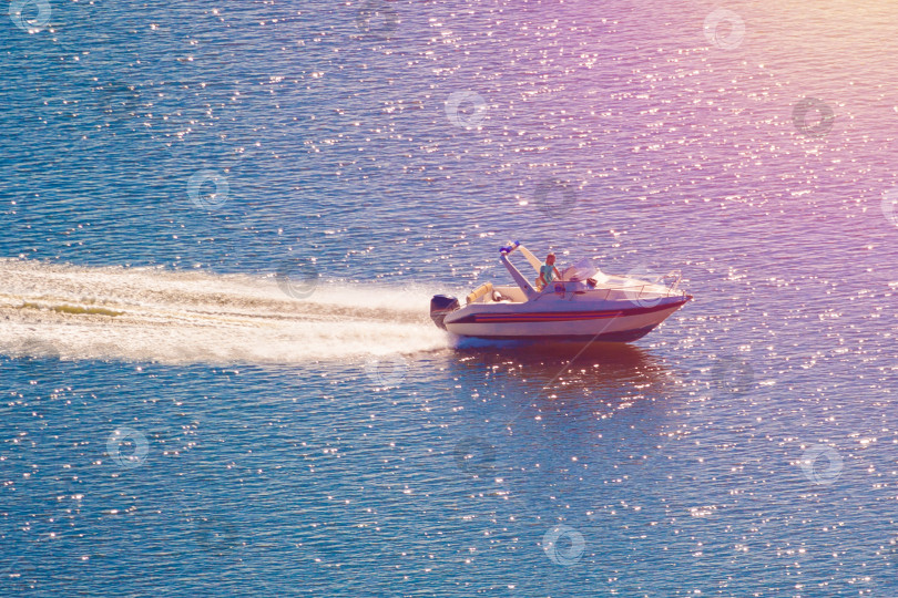 Скачать Моторная лодка на воде (затонированная) фотосток Ozero