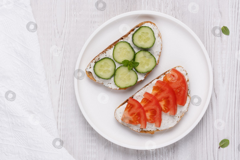 Скачать Полезные бутерброды с белым творогом, огурцом и помидором фотосток Ozero