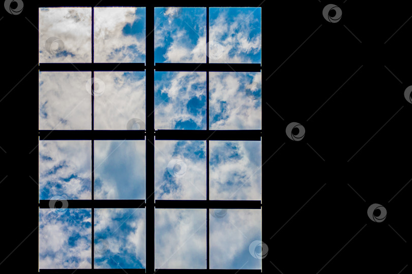 Скачать Решетчатое окно с видом на небо и облака фотосток Ozero