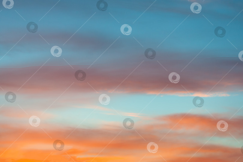 Скачать Облака, освещенные солнцем на вечернем небе фотосток Ozero