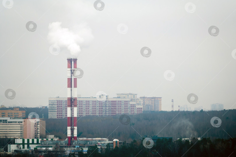 Скачать Дымящиеся трубы на фоне городских домов фотосток Ozero