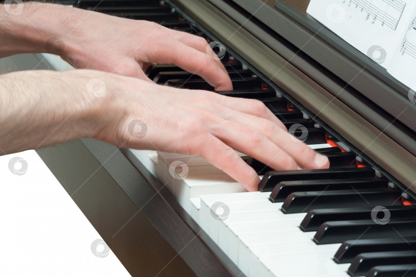 Скачать Руки, играющие на пианино (крупным планом) фотосток Ozero