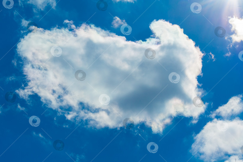 Скачать Облако на фоне голубого неба, освещенного солнцем фотосток Ozero