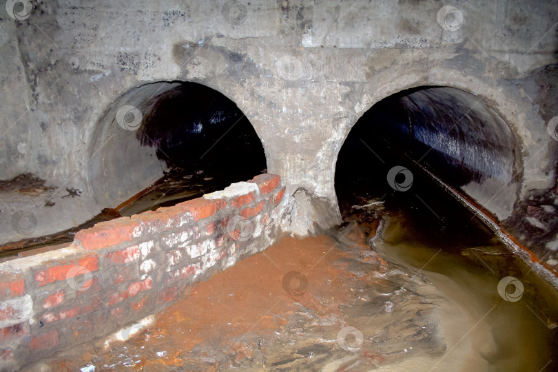 Скачать Канализационные трубы для отвода сточных вод в подземных галереях фотосток Ozero