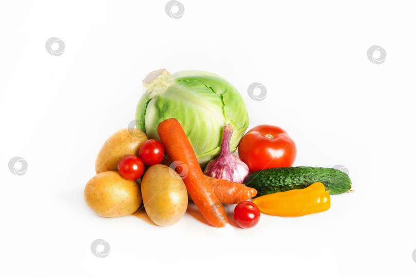 Скачать Свежие, полезные овощи, выложенные треугольником на белом изолированном фоне. Сбор урожая. Здоровая пища. Изолированный фотосток Ozero