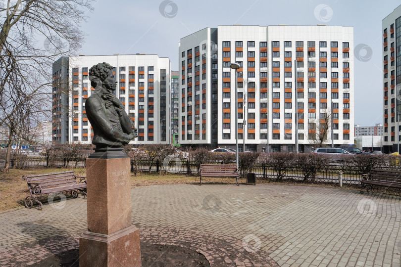 Скачать Памятник А.С. Пушкину в сквере на фоне новых жилых домов. фотосток Ozero