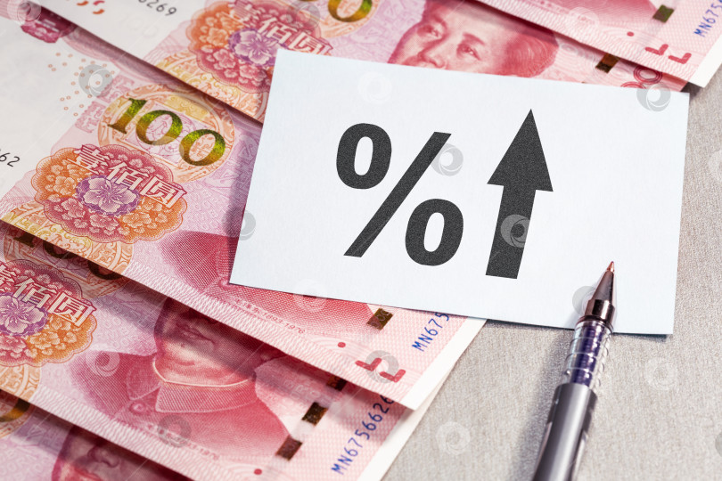 Скачать стрелка вверх, процентные ставки, инфляция, экономика, финансы, кризис, банковское дело и наличные банкноты в юанях. фотосток Ozero