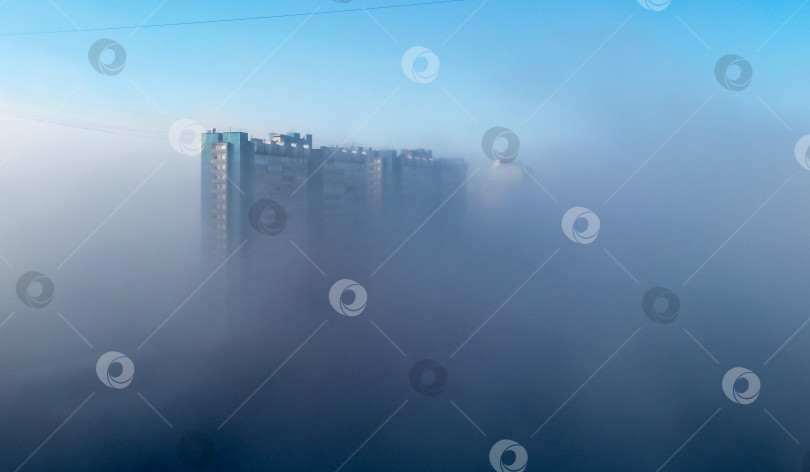 Скачать жилой район в тумане фотосток Ozero