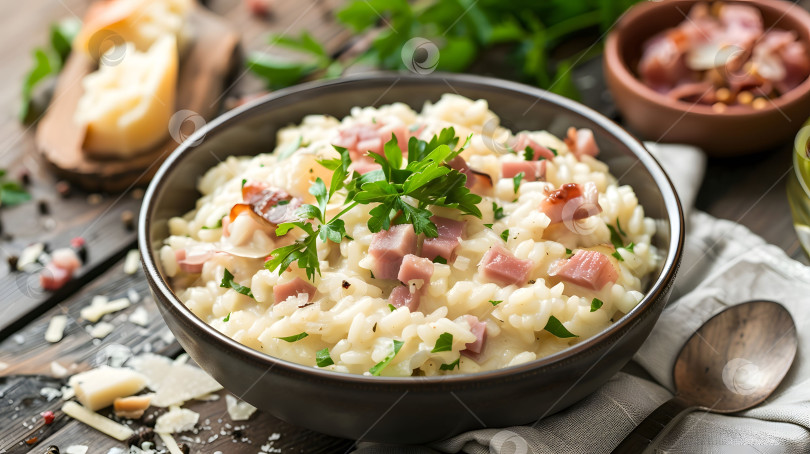 Скачать Тарелка макарон с мясом и посыпанная петрушкой фотосток Ozero