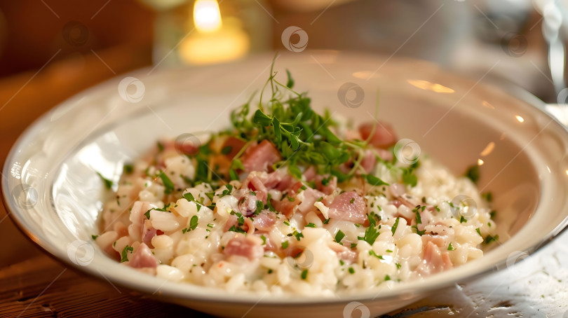 Скачать Тарелка макарон с мясом и посыпанная петрушкой фотосток Ozero