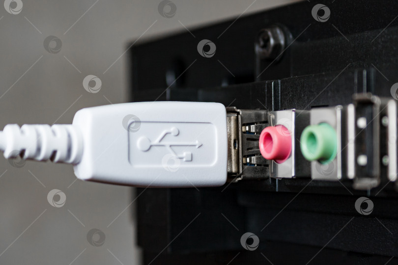 Скачать Белый USB-кабель подключен к персональному компьютеру (малая глубина резкости) фотосток Ozero