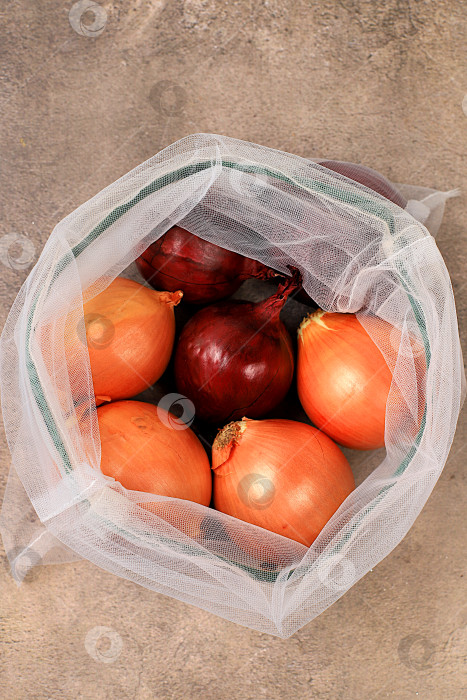 Скачать Различные сорта лука в тканевой упаковке. Полезные натуральные продукты в эко-пакете для повышения иммунитета, концепция здорового образа жизни, ноль отходов. Баннер для магазина. Никакого пластика. фотосток Ozero