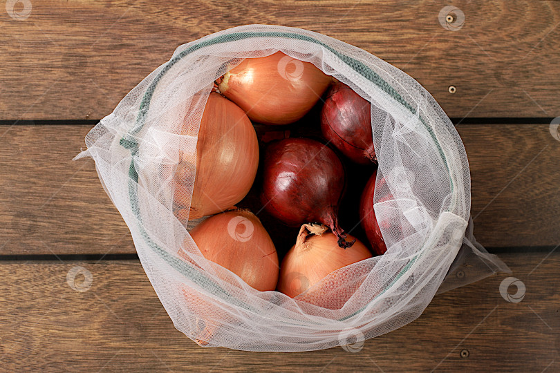 Скачать Различные сорта лука в тканевой упаковке. Полезные натуральные продукты в эко-пакете для повышения иммунитета, концепция здорового образа жизни, ноль отходов. Баннер для магазина. Никакого пластика. фотосток Ozero