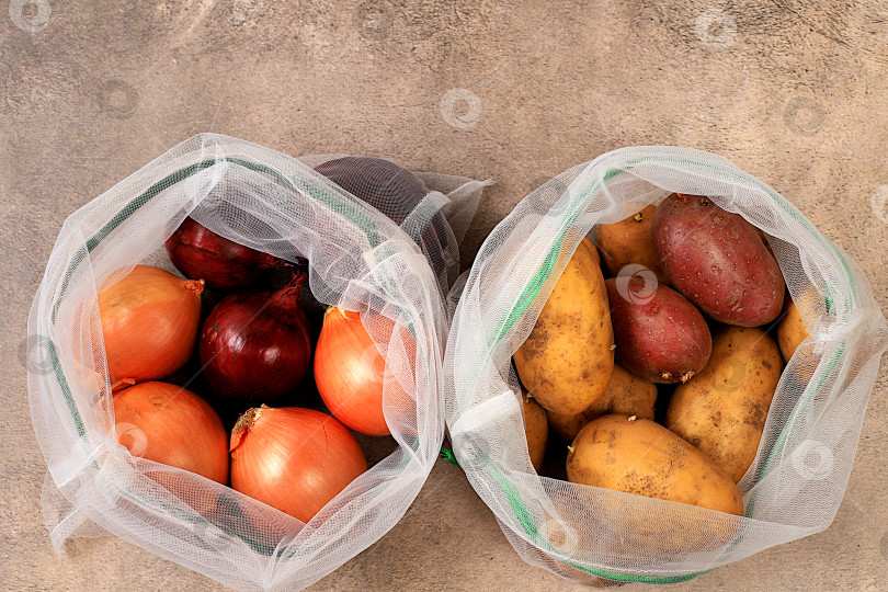 Скачать Полезные натуральные продукты в эко-упаковке для повышения иммунитета, концепция здорового образа жизни, отсутствие отходов. Диетические овощи в тканевой упаковке. Баннер для магазина. Никакого пластика. фотосток Ozero