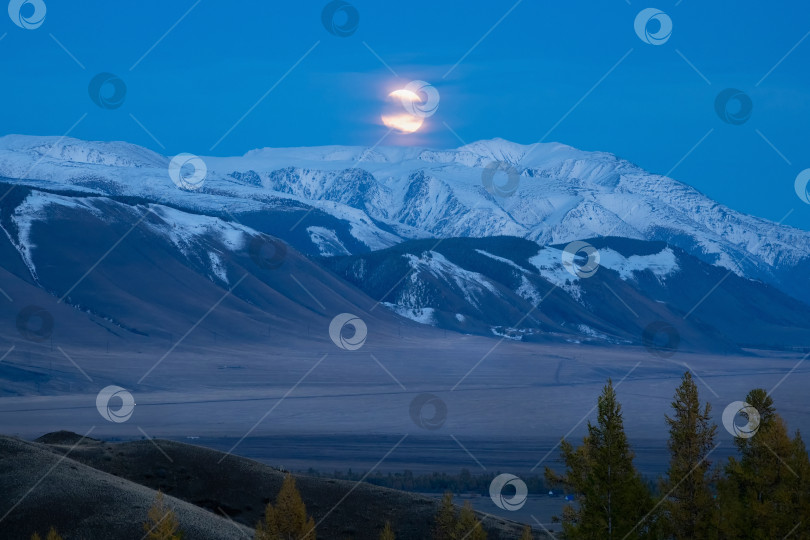Скачать Удивительная мистическая лунная ночь в горной долине. фотосток Ozero