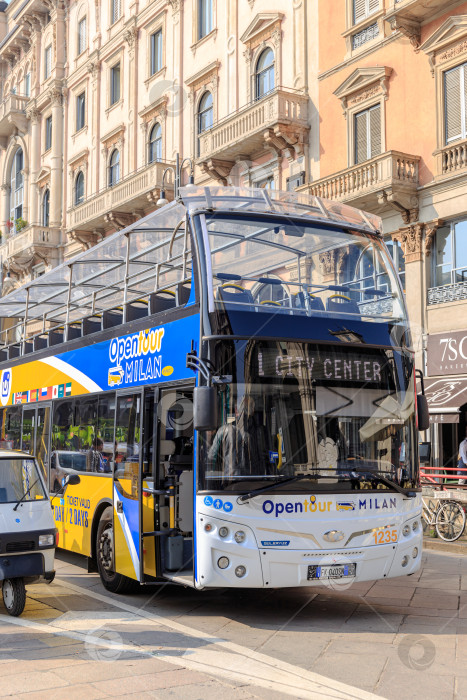 Скачать Открытый экскурсионный автобус в Милане фотосток Ozero