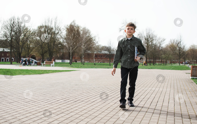 Скачать Маленький мальчик гуляет по парку рядом со старой крепостью фотосток Ozero