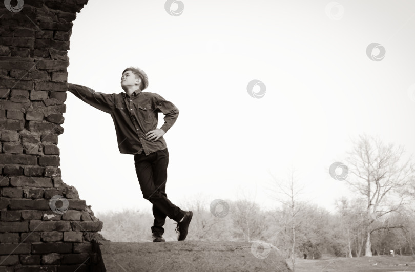 Скачать Маленький мальчик гуляет по парку рядом со старой крепостью фотосток Ozero