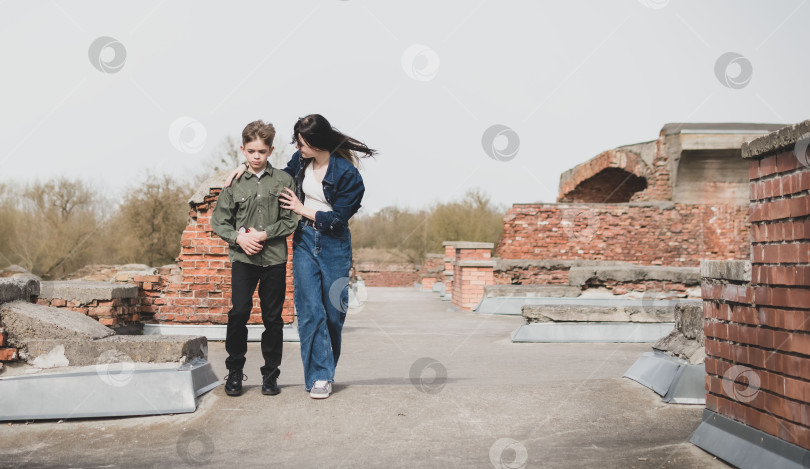 Скачать Сестра и младший брат гуляют в парке фотосток Ozero