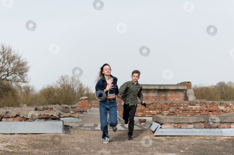 Скачать Сестра и младший брат гуляют в парке фотосток Ozero