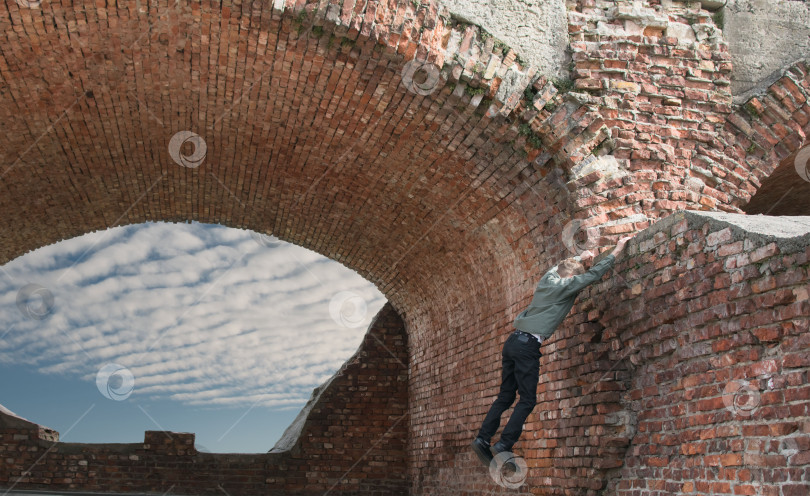 Скачать Маленький мальчик гуляет по парку рядом со старой крепостью фотосток Ozero