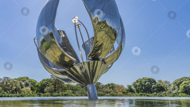 Скачать Красивая скульптура в форме большого металлического цветка фотосток Ozero