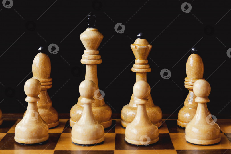 Скачать деревянные шахматные белые фигуры (крупным планом) фотосток Ozero
