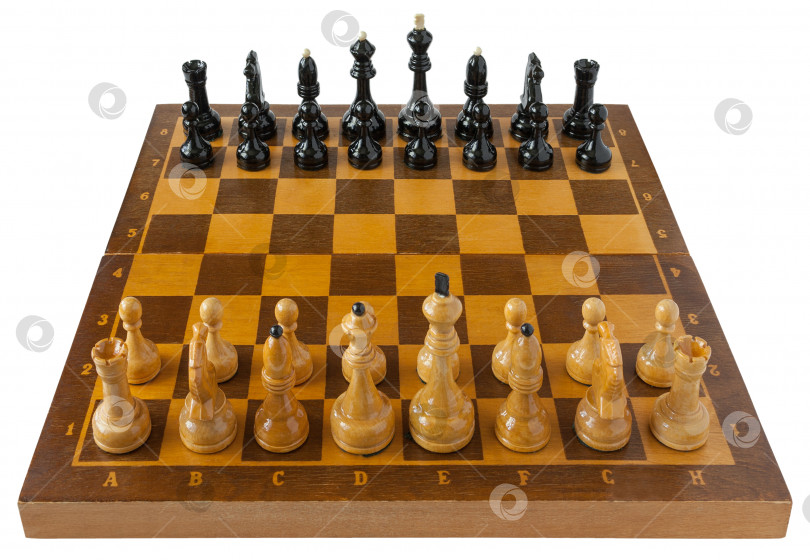 Скачать Деревянная шахматная доска с фигурами, выделенными на белом фоне фотосток Ozero