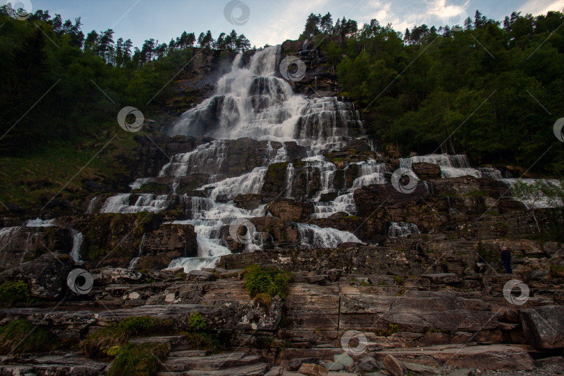 Скачать Прекрасный вид на водопад step waterfall в Норвегии фотосток Ozero